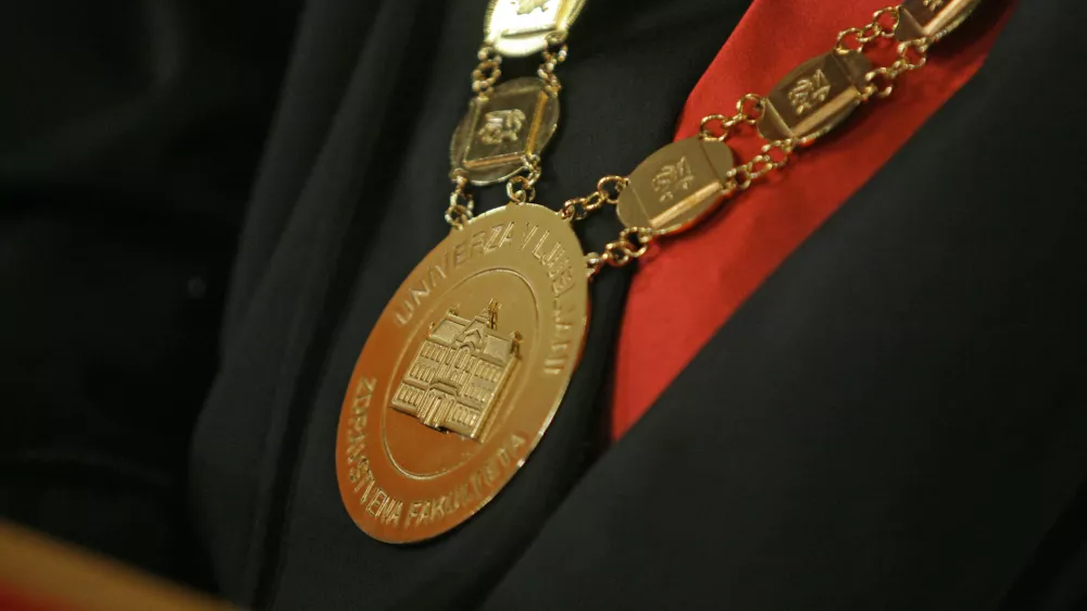 rektorska veriga -  slavnostna seja Senata Univerze v Ljubljani v okviru tedna Univerze v Ljubljani, - podelitev častnih nazivov, ///FOTO: Luka Cjuha