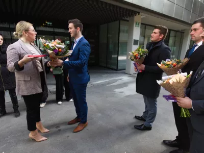 15.02.2024 - Mladi kmeti bodo danes ob 13.30 na ministrstvu za kmetijstvo, gozdarstvo in prehrano na Dunajski 22 v Ljubljani obiskali ministrico Matejo Čalu&scaron;ić in ji pred pogajanji z deležniki v kmetijstvu simbolično izrazili željo po dobrem sodelovanju, so v imenu mladih kmetov sporočili predstavniki Zveze slovenske podeželske mladine.FOTO: Luka Cjuha