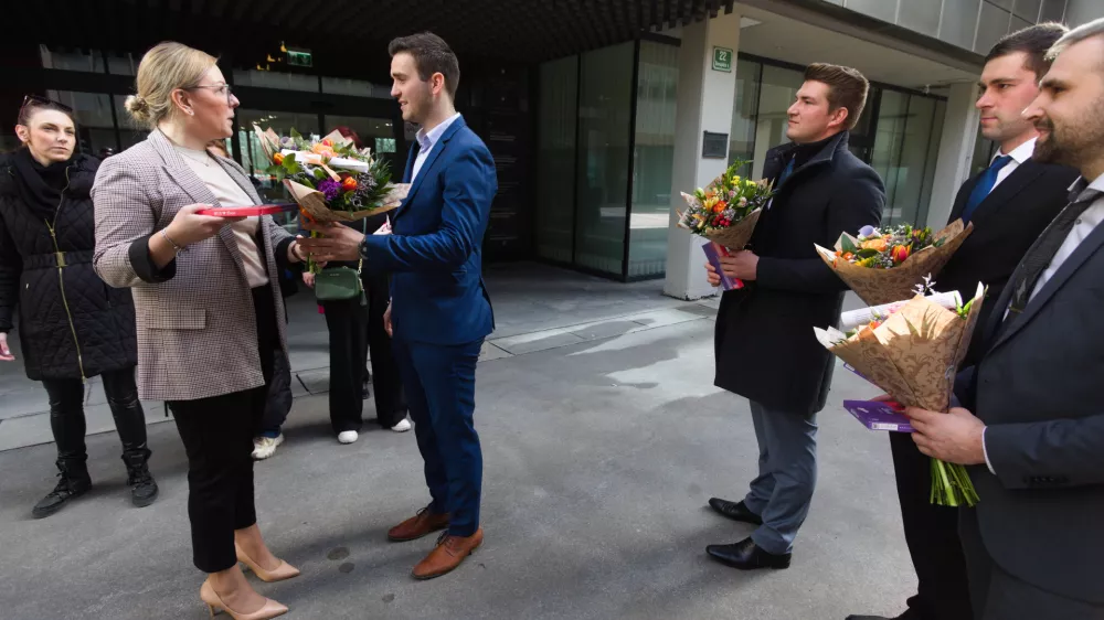 15.02.2024 - Mladi kmeti bodo danes ob 13.30 na ministrstvu za kmetijstvo, gozdarstvo in prehrano na Dunajski 22 v Ljubljani obiskali ministrico Matejo Čalu&scaron;ić in ji pred pogajanji z deležniki v kmetijstvu simbolično izrazili željo po dobrem sodelovanju, so v imenu mladih kmetov sporočili predstavniki Zveze slovenske podeželske mladine.FOTO: Luka Cjuha