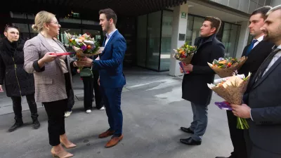 15.02.2024 - Mladi kmeti bodo danes ob 13.30 na ministrstvu za kmetijstvo, gozdarstvo in prehrano na Dunajski 22 v Ljubljani obiskali ministrico Matejo Čalu&scaron;ić in ji pred pogajanji z deležniki v kmetijstvu simbolično izrazili željo po dobrem sodelovanju, so v imenu mladih kmetov sporočili predstavniki Zveze slovenske podeželske mladine.FOTO: Luka Cjuha