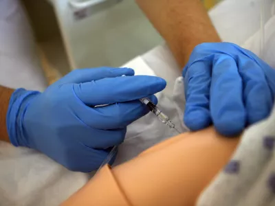 - Srednja zdravstvena &scaron;ola v Ljubljani, Poljanska cesta 61, - izobraževanje v programih za poklic tehnik zdravstvene nege in bolničar negovalec - simbolična fotografija - zdravstvo - medicinske sestre - cepljenje - injekcija - - Informativni dnevi 2015 - informativni dan na fakultetah in srednjih &scaron;olah za bodoče &scaron;tudente in dijake - izobraževanje - &scaron;olstvo - &scaron;tudij - dijaki - &scaron;tudenti - //FOTO: Tomaž Skale