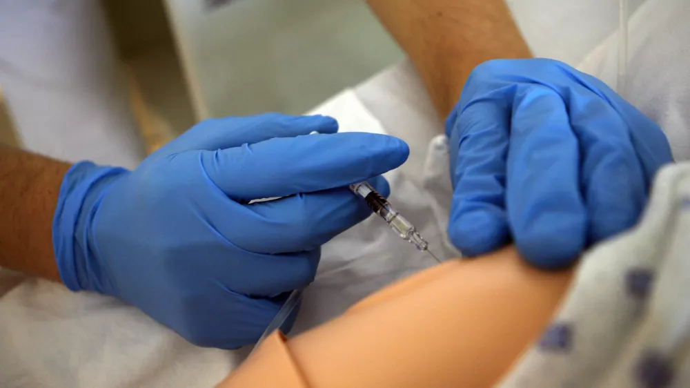 - Srednja zdravstvena &scaron;ola v Ljubljani, Poljanska cesta 61, - izobraževanje v programih za poklic tehnik zdravstvene nege in bolničar negovalec - simbolična fotografija - zdravstvo - medicinske sestre - cepljenje - injekcija - - Informativni dnevi 2015 - informativni dan na fakultetah in srednjih &scaron;olah za bodoče &scaron;tudente in dijake - izobraževanje - &scaron;olstvo - &scaron;tudij - dijaki - &scaron;tudenti - //FOTO: Tomaž Skale