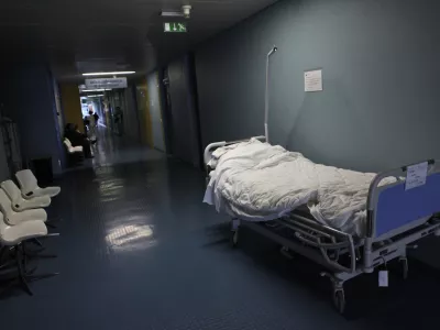 čakalnica - bolni&scaron;ka postelja - Splo&scaron;na bolni&scaron;nica "Dr. Franca Derganca" - Nova Gorica - Ul. Padlih borcev 14, - &Scaron;empeter pri Gorici  //FOTO: Luka Cjuha