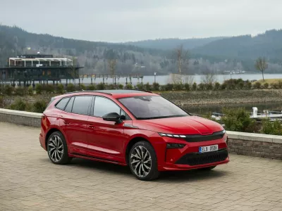 Pri prenovi zunanjosti enyaqa so se najbolj osredotočili na prednji del, ki je dobil tudi nove luči. Bateriji sta &scaron;e vedno dve, in sicer z neto kapaciteto 59 in 77 kWh. Doseg je od 437 do 582 kilometrov pri enyaqu in od 446 do 591 kilometrov pri enyaqu kupe.