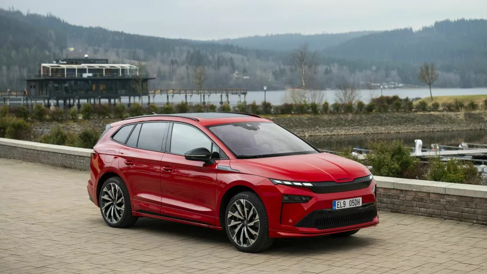 Pri prenovi zunanjosti enyaqa so se najbolj osredotočili na prednji del, ki je dobil tudi nove luči. Bateriji sta &scaron;e vedno dve, in sicer z neto kapaciteto 59 in 77 kWh. Doseg je od 437 do 582 kilometrov pri enyaqu in od 446 do 591 kilometrov pri enyaqu kupe.