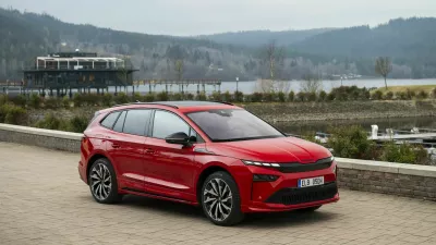 Pri prenovi zunanjosti enyaqa so se najbolj osredotočili na prednji del, ki je dobil tudi nove luči. Bateriji sta &scaron;e vedno dve, in sicer z neto kapaciteto 59 in 77 kWh. Doseg je od 437 do 582 kilometrov pri enyaqu in od 446 do 591 kilometrov pri enyaqu kupe.