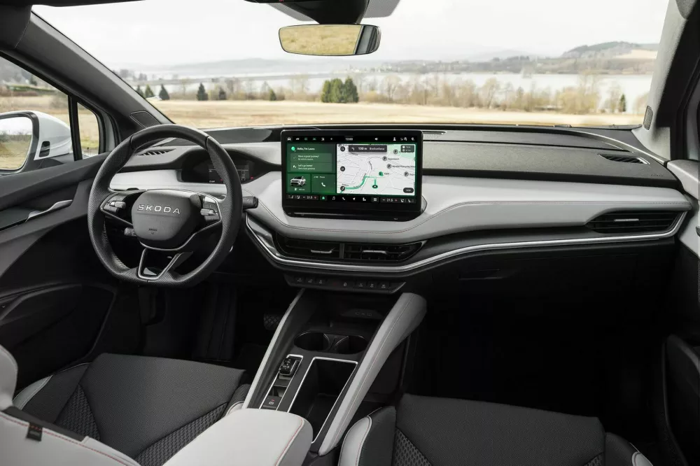 Notranjost je kot pri vseh &scaron;kodah prostorna, uporabljeni materiali pa visoke kakovosti. Serijska oprema je bogata, tako za potrebe udobja kot varnosti. Prtljažnik pogoltne od 585 do 1710 litrov (pri kupeju od 570 do 1610 litrov). Foto:&nbsp;Matej &Scaron;takul