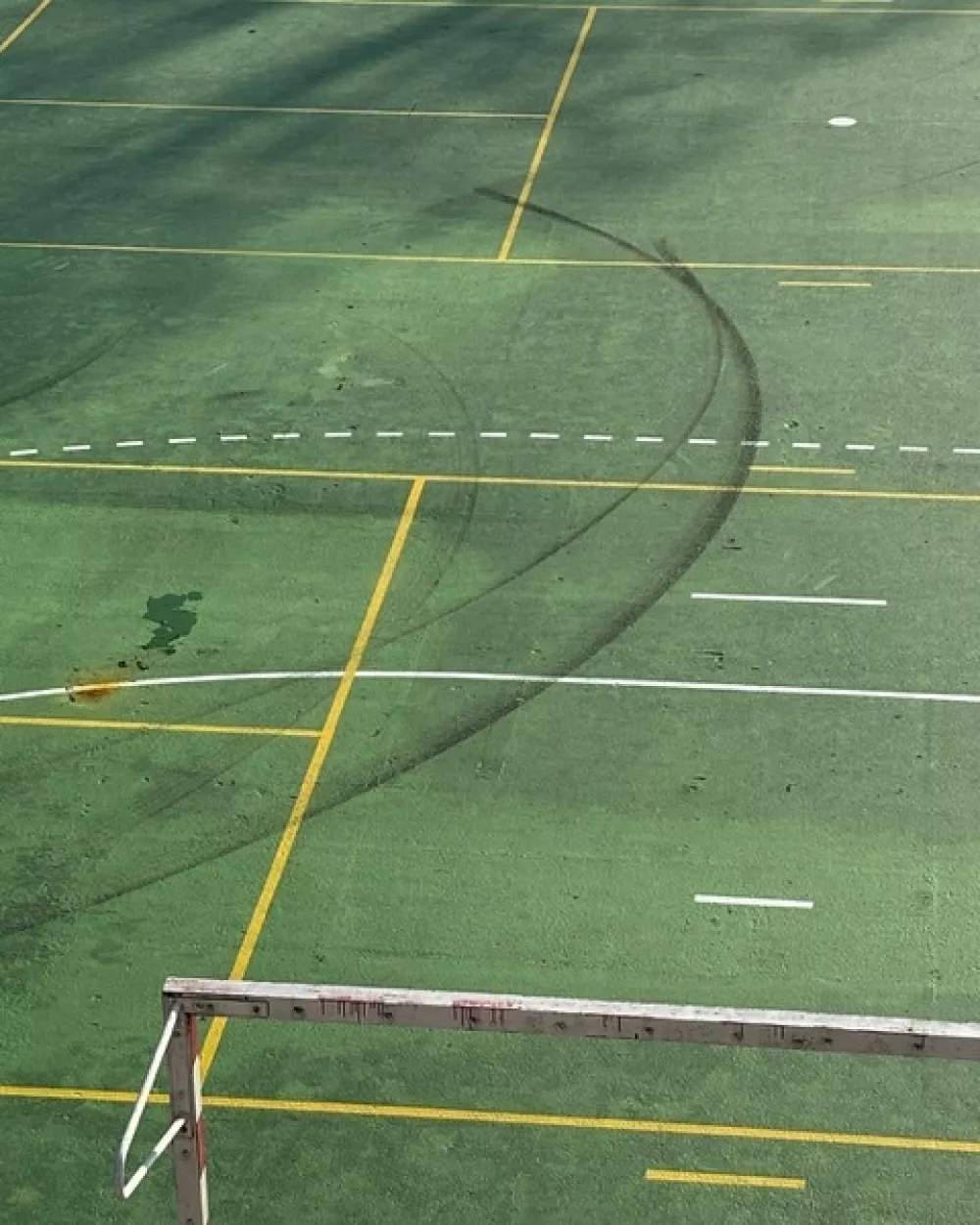 Uničena je podlaga ko&scaron;arkarskega in rokometnega igri&scaron;ča. Foto: FB/&Scaron;port Ljubljana