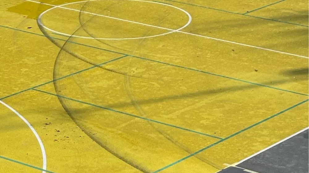 Uničena je podlaga ko&scaron;arkarskega in rokometnega igri&scaron;ča. Foto: FB/&Scaron;port Ljubljana