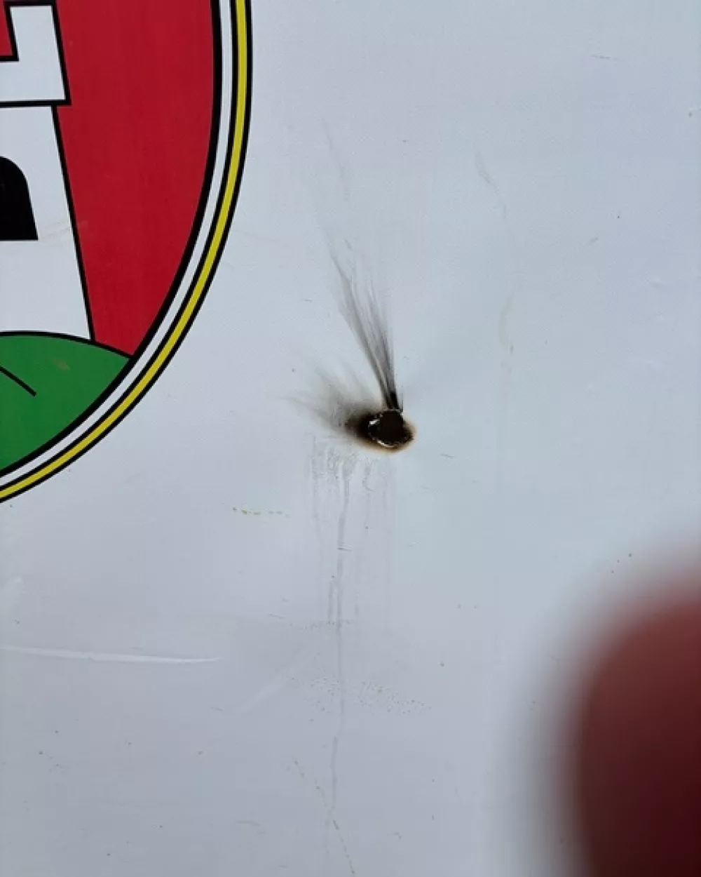 Razrezali in ožgali so transparent z logotipi. Foto: FB/&Scaron;port Ljubljana