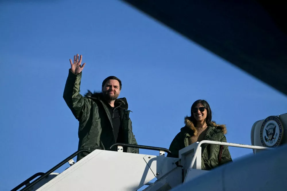 FILE PHOTO: U.S. Vice President JD Vance and second lady Usha Vance board Air Force Two after touring the U.S. military's Pituffik Space Base in Greenland on March 28, 2025. Jim Watson/Pool via REUTERS/File Photo / Foto: Jim Watson