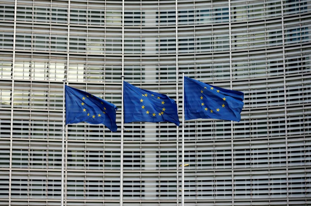 FILE PHOTO: European Union flags flutter outside the EU Commission headquarters in Brussels, Belgium, January 18, 2018. REUTERS/Francois Lenoir/File Photo / Foto: Francois Lenoir