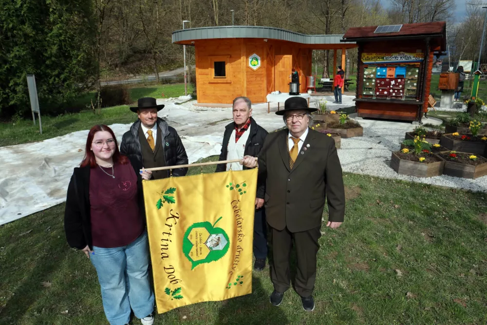 Po letu dni in pol zastava dru&scaron;tva, ki jo v roki držijo Klara Koderman, Primož Ban, Janko Kokalj in Milan Burja, ponovno visi v učilnici. Foto: Tomaž Skale