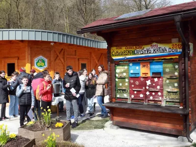 Učni čebelnjak je dru&scaron;tvo, tudi zaradi odličnih rezultatov mladih čebelarjev, od Čebelarske zveze Slovenije prejelo v dar že leta 2012. Foto: Tomaž Skale