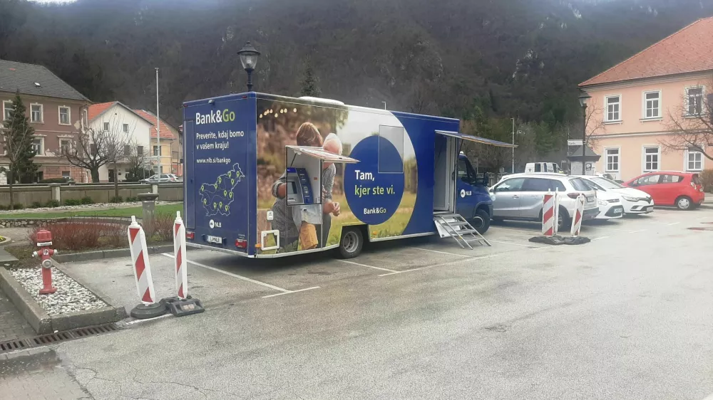 Banka pride tudi pred vrata. / Foto:&nbsp;Roman Turn&scaron;ek