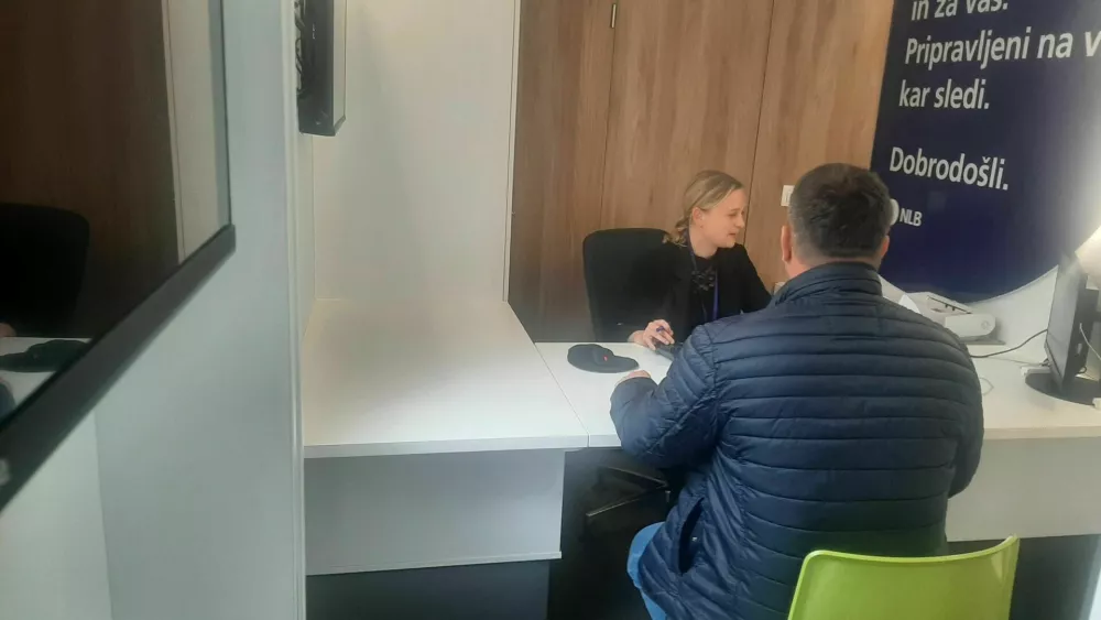 Med uporabniki premične banke je tudi rade&scaron;ki župan Tomaž Režun.&nbsp;/ Foto:&nbsp;Roman Turn&scaron;ek