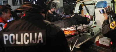 poškodovani policist, pretep - navijači in policija, - nogomet - Slovenija: Poljska, evropske kvalifikacije za SP 2010 - skupina 3- Slovenska nogometna reprezentanca je v kvalifikacijski tekmi za nastop na svetovnem prvenstvu 2010 v skupini 3 premagala Poljsko s 3:0 (2:0///FOTO: Jaka AdamičOPOMBA: ZA OBJAVO V ČASOPISU DNEVNIK