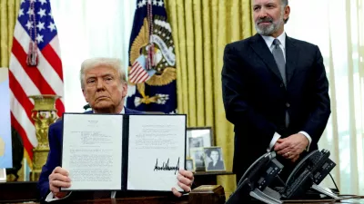 FILE PHOTO: U.S. President Donald Trump holds an executive order about tariffs increase, flanked by U.S. Commerce Secretary Howard Lutnick, in the Oval Office of the White House in Washington, D.C., U.S., February 13, 2025. REUTERS/File Photo / Foto: Kevin Lamarque