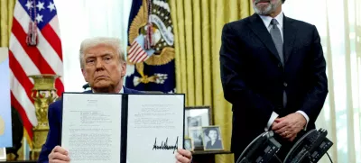 FILE PHOTO: U.S. President Donald Trump holds an executive order about tariffs increase, flanked by U.S. Commerce Secretary Howard Lutnick, in the Oval Office of the White House in Washington, D.C., U.S., February 13, 2025. REUTERS/File Photo / Foto: Kevin Lamarque