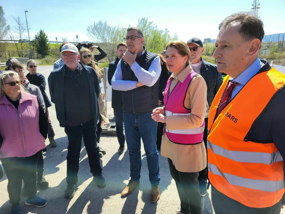 Predsednika uprave Darsa Andreja Ribiča, ministrico Alenko Bratu&scaron;ek in koprskega župana Ale&scaron;a Bržana so na ogledu gradbi&scaron;ča na Srminu ustavili krajani Srmina, ki jim bo nov priključek s hitre ceste do pristani&scaron;ča onemogočil varno pot domov. Foto: Katja Gle&scaron;čič