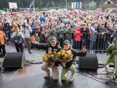 Zelezniki, igrisce v Dolenji vasi.Sprejem smucarskih skakalcev Nike Prevc in Domna Prevca. Foto: STA