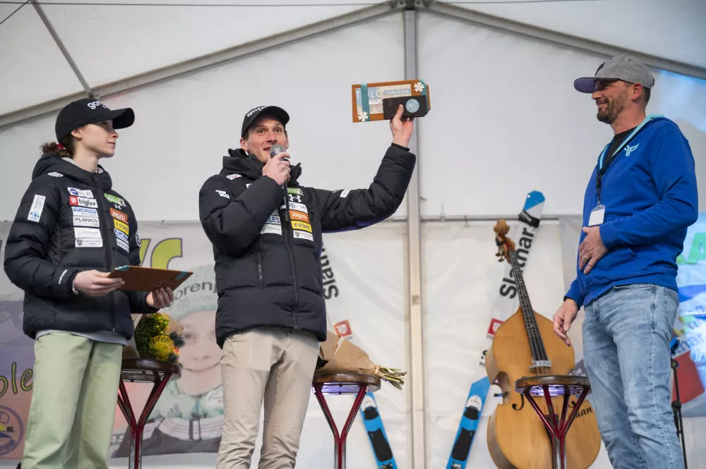 Zelezniki, igrisce v Dolenji vasi.Sprejem smucarskih skakalcev Nike Prevc in Domna Prevca. Foto: STA