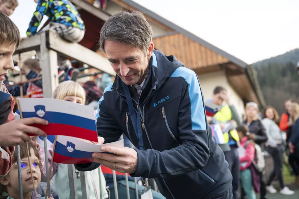 Zelezniki, igrisce v Dolenji vasi.Sprejem smucarskih skakalcev Nike Prevc in Domna Prevca. Foto: STA