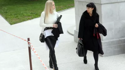 Julija Adle&scaron;ič in njena odvetnica Marija Bo&scaron;ković- 18.10.2021 - ponovljeno sojenje &ndash; primer odrezana roka - ponovno sojenje Juliji Adle&scaron;ič, Sebastienu Abramovu, Gorazdu Colariču in Tinki Huskić Colarič, ki so obtoženi več kaznivih dejanj v primeru zavarovalni&scaron;ke goljufije z odrezano roko//FOTO: Tomaž Skale