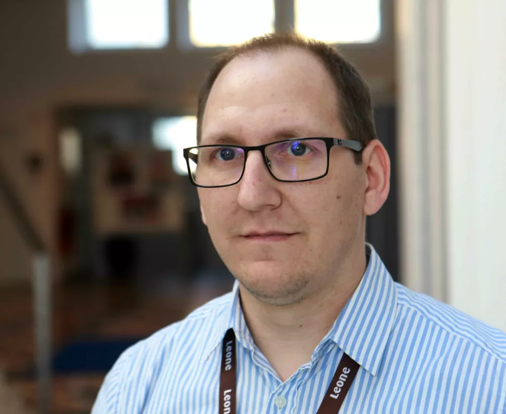 asist. dr. Sebastjan &Scaron;lajpah, organizator dogodka: &raquo;Radi bi avtomatizirali delo, ki ga delavci opravljajo ročno, in sicer bi čokolade iz robotskega modela zložili v kartonsko embalažo s pomočjo robotske roke.&laquo;