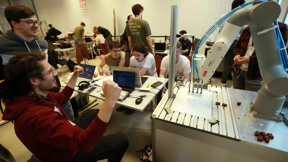 &Scaron;tudentje so se soočili s &scaron;tirimi izzivi, pri čemer so bili tudi časovno omejeni.&nbsp;
Foto: Tomaž Skale