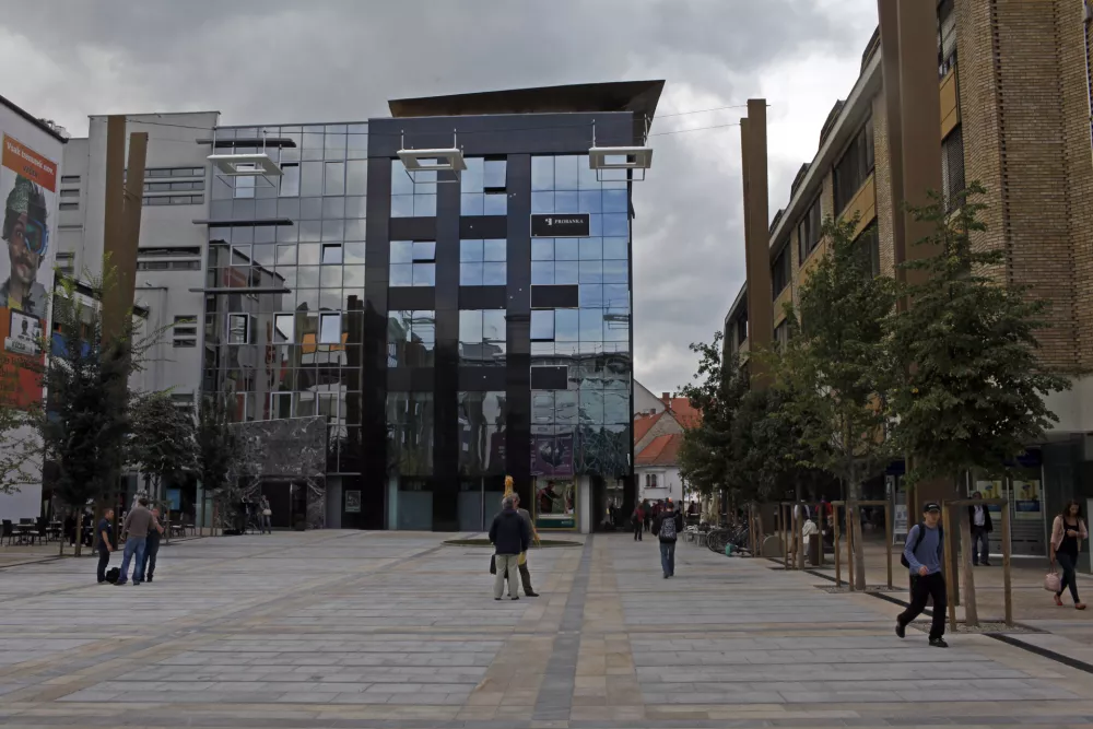 - ilustrativna fotografija - poslovna hi&scaron;a - Finančna skupina Probanka, Trg Leona &Scaron;tuklja 12, Maribor //FOTO: Jaka Gasar