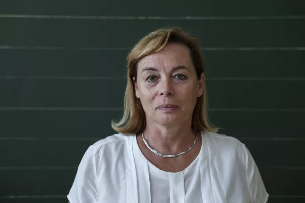 Mojca Mihelič, predsednica Združenja ravnateljev in pomočnikov ravnateljev Slovenije: &raquo;Kar je najbolj zastra&scaron;ujoče, je brezčutnost otrok. Grozljivo je, da se takrat, ko je žrtev ponižana, storilci ne ustavijo, ampak je to zanje &scaron;ele iztočnica za nadaljnje nadlegovanje.&laquo;