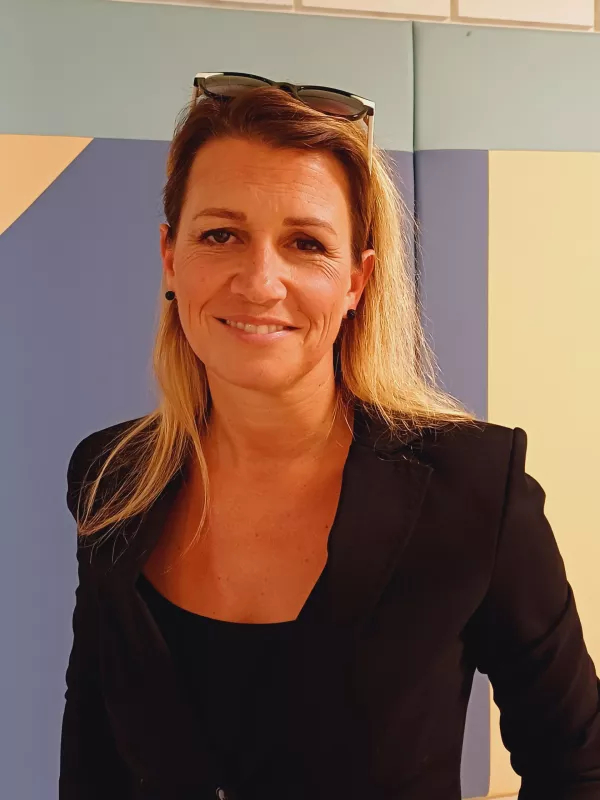 Lara Romih, predsednica Zveze aktivov svetov star&scaron;ev Slovenije:&nbsp;&raquo;Vedno je na prvem mestu odgovornost star&scaron;ev, ampak ker so tudi star&scaron;i, ki tega ne zmorejo ali nočejo, mora imeti družba ustrezne korektive, ki pomagajo oziroma prevzamejo skrb za otroka.&laquo;