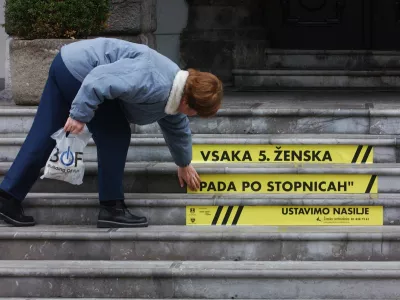 - ilustrativna fotografija - nasilje mednarodni dan boja proti nasilju nad ženskami, vsaka peta ženska pada po stopnicah magistrat