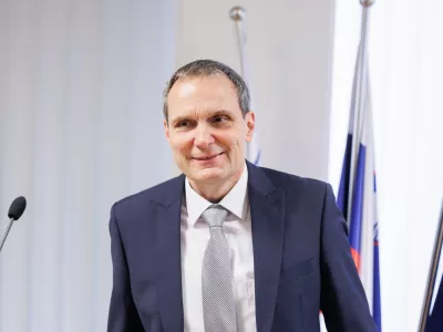 Dolgoletni prvi mož ZPIZ Marijan Papež že več kot mesec dni čaka na soglasje vlade k imenovanju za vnovični mandat. Da ga bo dobil, pričakuje tudi minister za delo Luka Mesec. Foto: STA