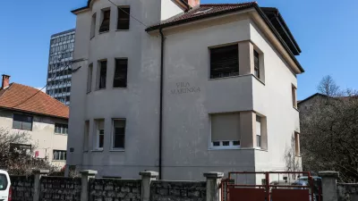 V Ljubljani je več hi&scaron; z zapisom imena na fasadi, najbolj je bila ta praksa, čeprav ne množična, raz&scaron;irjena med obema vojnama. Foto:&nbsp;Bojan Velikonja