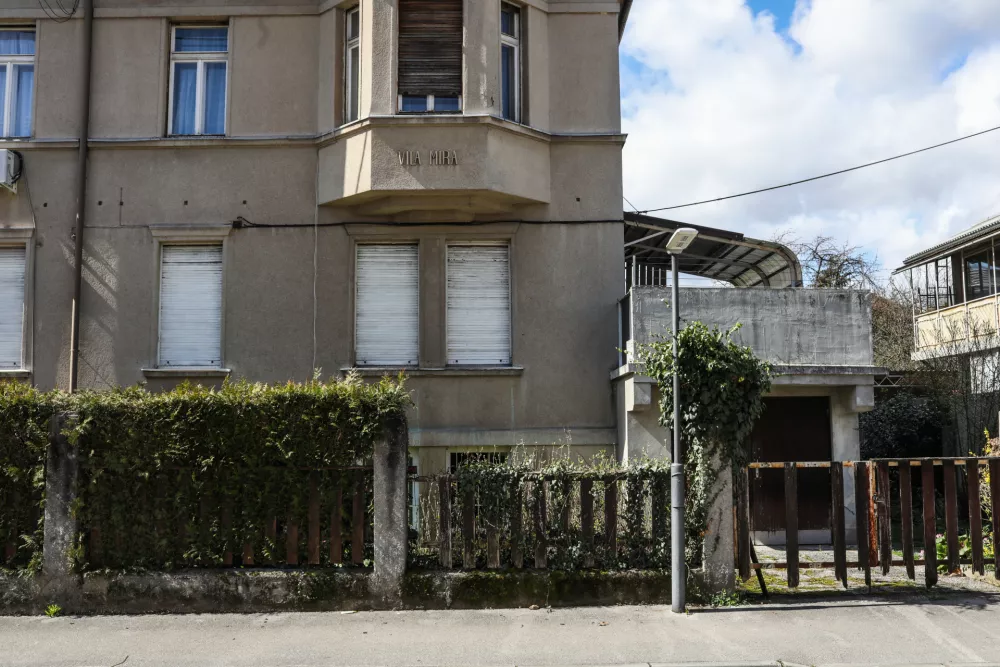Zapisano ime na fasadi ima v Ljubljani več hi&scaron;. Za Bežigradom se je mogoče sprehoditi po vilski četrti ter z ulice prebirati večinoma ženska imena vil.&nbsp;Foto:&nbsp;Bojan Velikonja