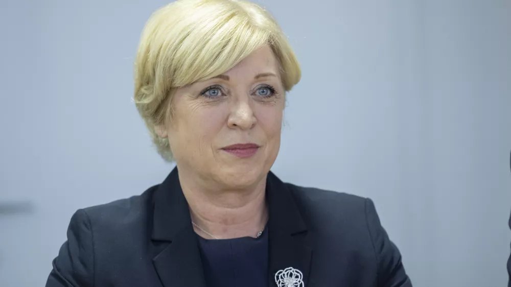 Ljubljana, Drzavna volilna komisija.Vlozitev kandidatne liste za volitve v Evropski parlament stranke SDS na Drzavno volilno komisijo.Kandidatka Romana Tomc.