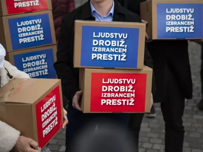 Ljubljana.Izjava za medije stranke SDS ob vlozitvi podpisov za referendum o dodatku k pokojnini za izjemne dosezke umetnikov.