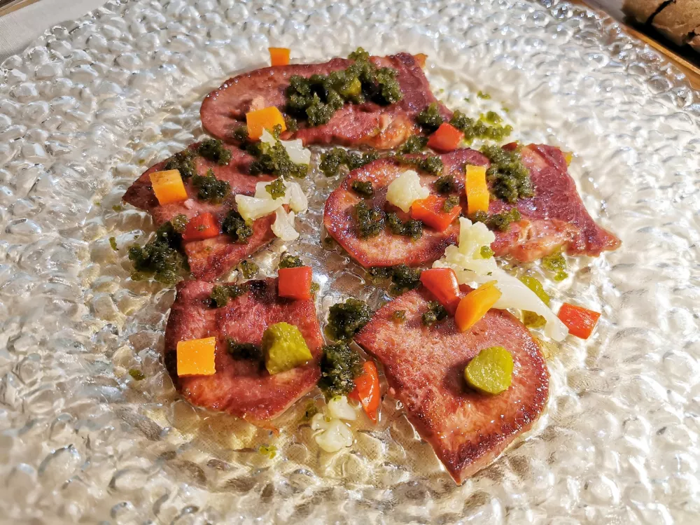 Telečji jezik z okisano zelenjavo in govejo juho, Ronchi Ro