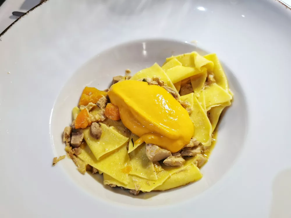 Krpice z ragujem faraonke in kremo pečene paprike, Ronchi Ro