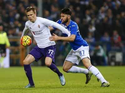 Fiorentina's Josip Ilicic (L) and Sampdoria's Ervin Zukanovic fight for the ball during their Serie A soccer match at the Luigi Ferraris stadium in Genoa, Italy, November 8, 2015. REUTERS/Giampiero Sposito