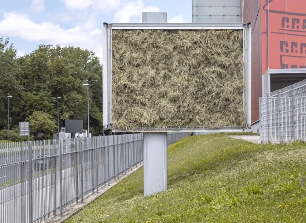 DNLM: Iz serije Pregla&scaron;evanje jesiharja, 2023, intervencija v mestni bilbord s senom F Jaka Babnik