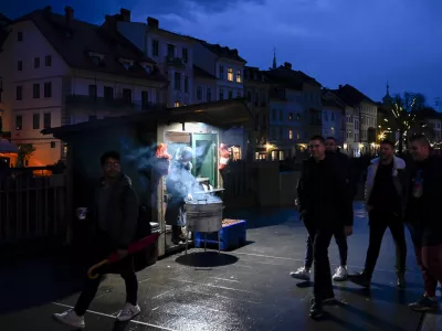 KostanjPeka kostanja- 01.12.2023 &ndash; Veseli December v Ljubljani 2023 - prižig prazničnih luči v sredi&scaron;ču prestolnice - svetlobna okrasitev mesta - začetek prazničnega decembrskega sejma na ljubljanskih ulicah - novoletno okra&scaron;ena Ljubljana - //FOTO: Nik Erik Neubauer