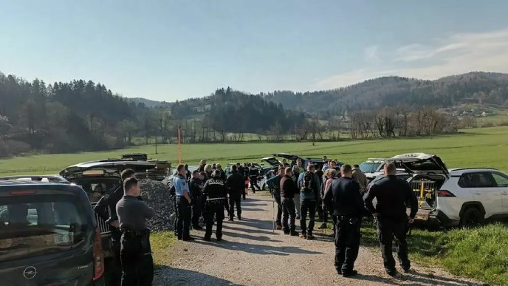 Pogre&scaron;anega pohodnika so na Grmadi iskali policisti, gasilci in vodniki re&scaron;evalnih psov. 