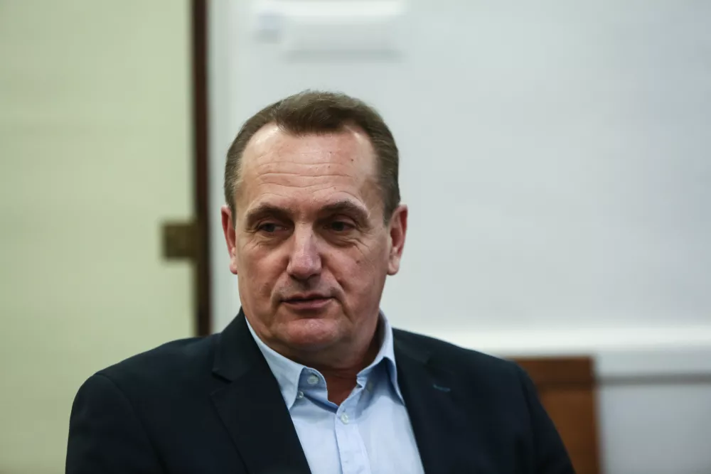 &raquo;Na Občini Brezovica se pripravljamo na ureditev novih poslovnih prostorov občinske uprave. Že dolgo smo nastanjeni v najetih in vse bolj pretesnih prostorih krajevne skupnosti ter gasilskega dru&scaron;tva. Nikoli nismo postavljali v ospredje svojih delovnih pogojev, saj smo se zavedali, da so prioritete drugje.&laquo;

Metod Ropret, župan občine Brezovica