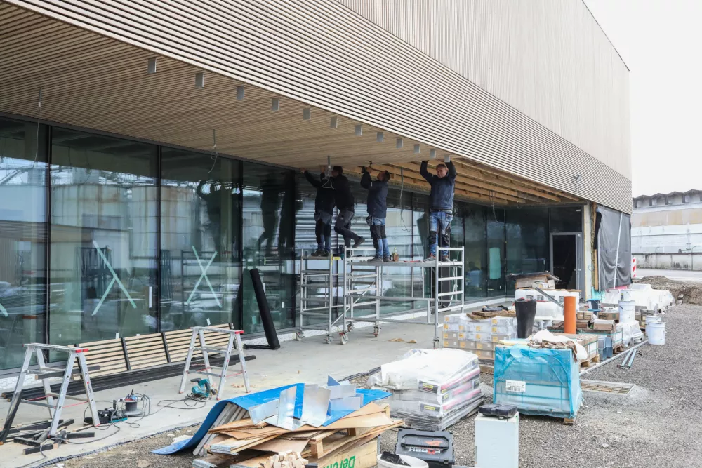 Klet kopali&scaron;ča Vevče je v armiranobetonski izvedbi, pritličje in prva etaža pa sta zgrajena iz lesa. Pred vhodom v kopali&scaron;če bo urejen trg.&nbsp;Foto:&nbsp;Bojan Velikonja