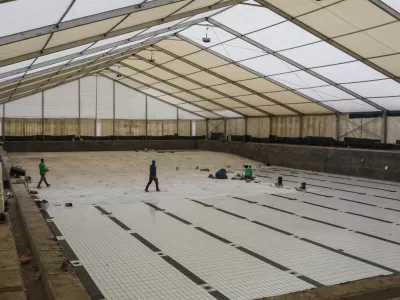 Zunanji olimpijski bazen bo &scaron;irok 25 metrov in dolg 50 metrov. Gradbeni delavci VG5 so nad njim začasno postavili &scaron;otor, da so lahko ne glede na vremenske razmere nadaljevali dela. Foto:&nbsp;Bojan Velikonja