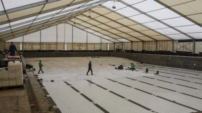 Zunanji olimpijski bazen bo &scaron;irok 25 metrov in dolg 50 metrov. Gradbeni delavci VG5 so nad njim začasno postavili &scaron;otor, da so lahko ne glede na vremenske razmere nadaljevali dela. Foto:&nbsp;Bojan Velikonja