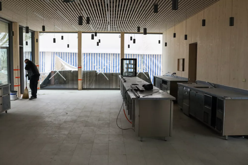 Gostinski lokal oziroma kavarna bo na levi strani vhodne avle, na desni pa bo recepcija kopali&scaron;ča. Foto:&nbsp;Bojan Velikonja